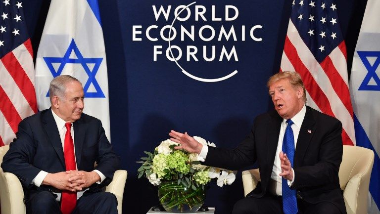 El presidente estadounidense, Donald Trump (derecha), habla con el primer ministro israelí Benjamin Netanyahu durante una reunión bilateral en el marco de la reunión anual del Foro Económico Mundial (FEM) en Davos, Suiza, el 25 de enero de 2018. (AFP PHOTO / Nicholas Kamm)