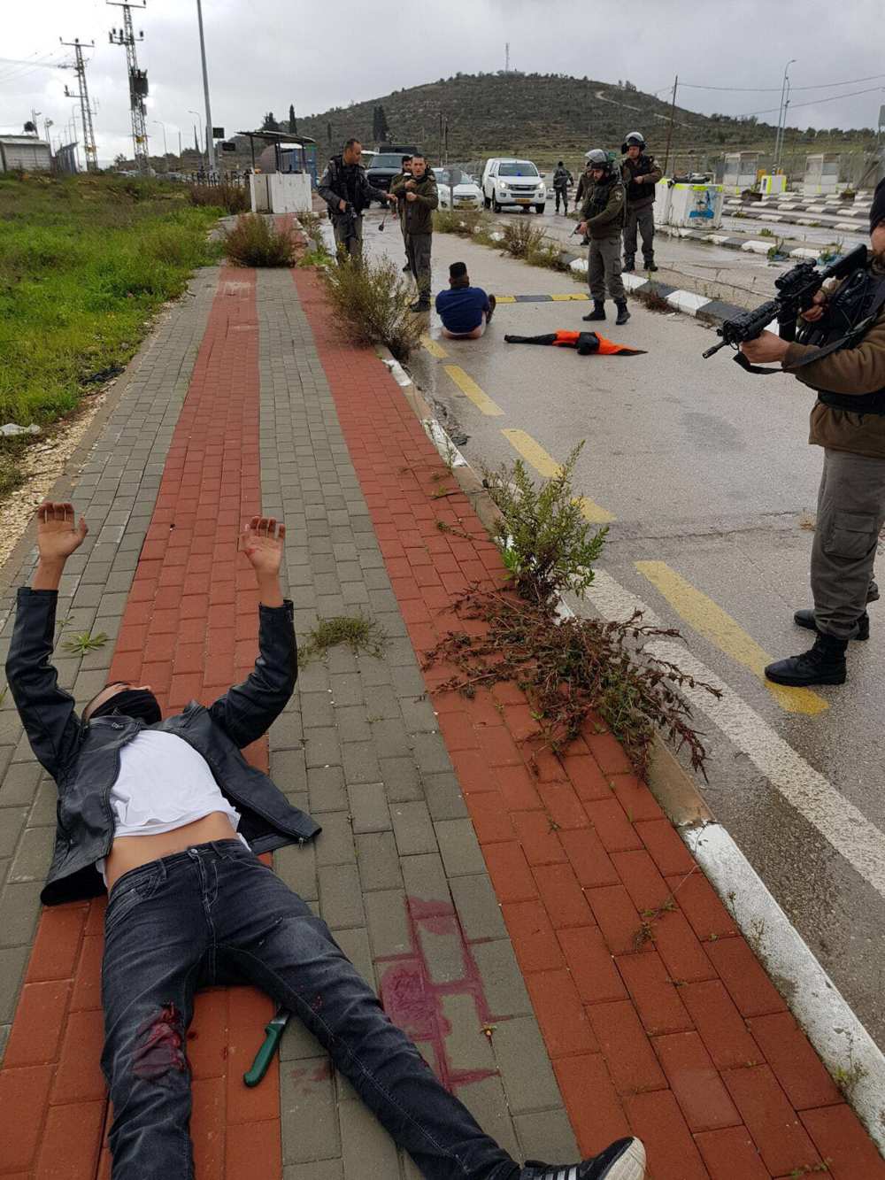 Dos terroristas musulmanes heridos, en el suelo, después de recibir un disparo durante un intento de apuñalamiento en la intersección de Tapuah en Samaria, el 23 de enero de 2018. (Consejo Regional de Samaria)