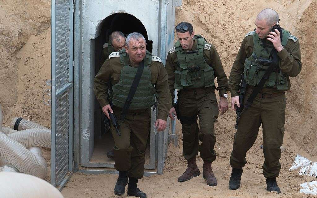 El Jefe de Estado Mayor de las FDI Gadi Eisenkot, izquierda, visita un túnel de ataque excavado por un grupo terrorista palestino desde la Franja de Gaza hacia el sur de Israel durante una visita al área el 20 de diciembre de 2017. (Fuerzas de Defensa de Israel)