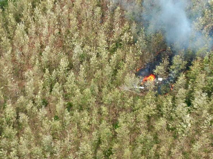 El humo se eleva desde el sitio de un accidente aéreo en Punta Islita, Guanacaste, Costa Rica, eb el que murieron diez extranjeros, entre ellos una familia judía de cinco miembros de Scarsdale, Nueva York, y dos tripulantes costarricenses el 31 de diciembre de 2017. ( Ministerio de Seguridad Pública de Costa Rica vía AP)