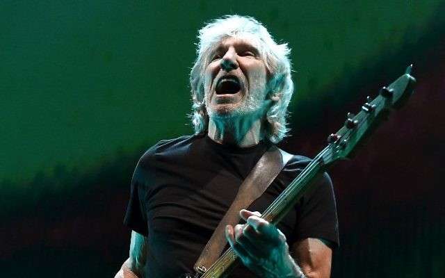 El músico Roger Waters se presenta durante su gira Us + Them en el Staples Center el 20 de junio de 2017 en Los Ángeles, California. (Kevin Winter / Getty Images / AFP)