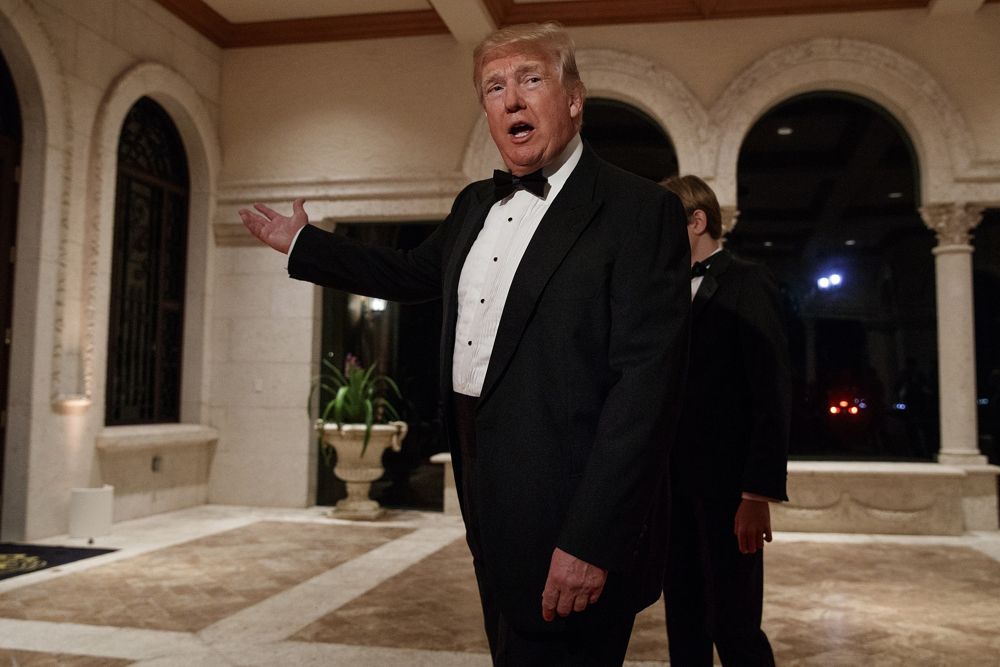 El presidente de EE.UU., Donald Trump, habla con los periodistas mientras llega a una gala de Nochevieja en su resort de Mar-a-Lago, el 31 de diciembre de 2017, en Palm Beach, Florida. (Evan Vucci / AP)