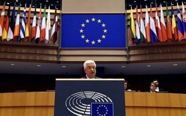 El presidente de la Autoridad Nacional Palestina Mahmoud Abbas pronuncia un discurso en el Parlamento de la Unión Europea en Bruselas el 23 de junio de 2016. (AFP PHOTO / JOHN THYS)