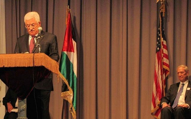 El presidente de la Autoridad Palestina Mahmoud Abbas pronuncia un discurso en Cooper Union en la ciudad de Nueva York el lunes, 22 de septiembre de 2013. Warren Clark, director ejecutivo de Churches for Middle East Peace, que copatrocinó el evento, está a la derecha. (Cathryn J. Prince / The Times of Israel)