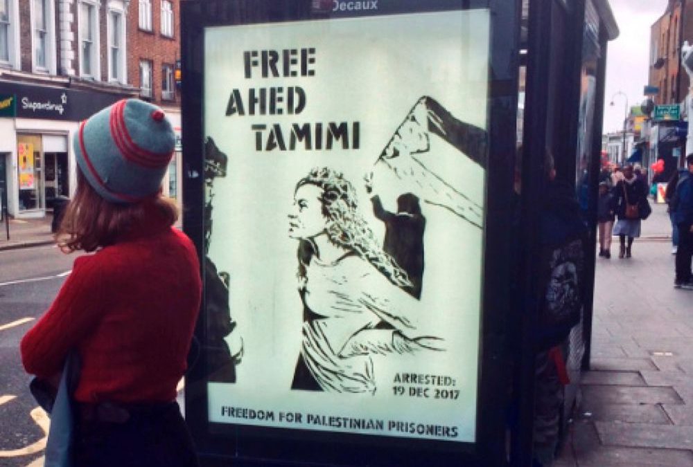 El póster de Libertad a Ahed Tamimi en una parada de autobuses en Londres, diciembre de 2017. Screengrab de @proteststencil