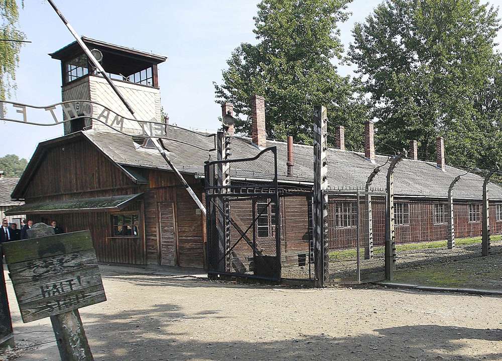 Esta foto de archivo del 29 de julio de 2016 muestra la entrada principal del antiguo campo de exterminio nazi alemán de Auschwitz, Polonia. (AP Photo / Czarek Sokolowski)