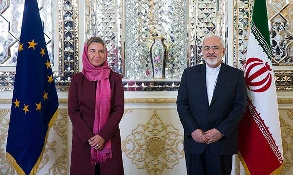 (El representante de la UE, Mogherini, sonríe alegremente con el ministro de Asuntos Exteriores de Irán, Zarif, durante su viaje comercial a Irán en 2017)