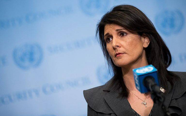 La embajadora de los Estados Unidos ante las Naciones Unidas, Nikki Haley, habla con la prensa en la sede de las Naciones Unidas en la ciudad de Nueva York el 2 de enero de 2018. (Drew Angerer / Getty Images / AFP)