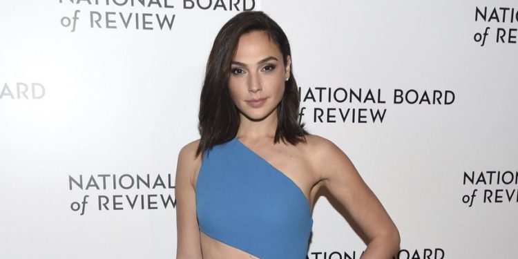 Diseñador libanés Elie Saab bajo fuego por elogiar a la “impecable” Gal Gadot