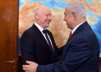 El enviado del presidente de los Estados Unidos, Donald Trump, a Oriente Medio, Jason Greenblatt, a la izquierda, y el primer ministro, Benjamin Netanyahu, intercambian saludos en la Oficina del Primer Ministro en Jerusalém, 12 de julio de 2017. (Haim Tzach / GPO)
