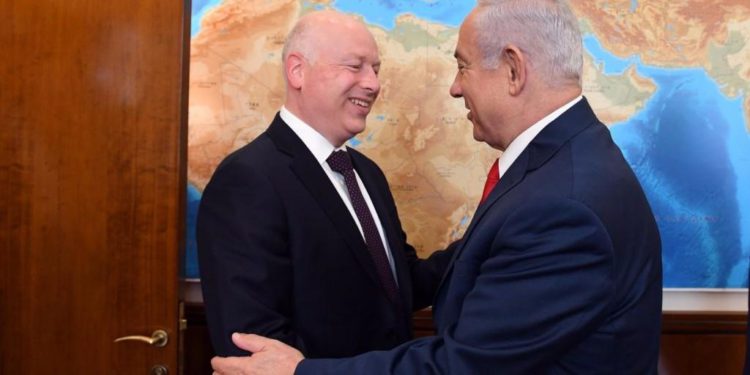 El enviado del presidente de los Estados Unidos, Donald Trump, a Oriente Medio, Jason Greenblatt, a la izquierda, y el primer ministro, Benjamin Netanyahu, intercambian saludos en la Oficina del Primer Ministro en Jerusalém, 12 de julio de 2017. (Haim Tzach / GPO)