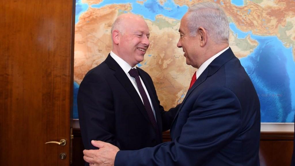 El enviado del presidente de los Estados Unidos, Donald Trump, a Oriente Medio, Jason Greenblatt, a la izquierda, y el primer ministro, Benjamin Netanyahu, intercambian saludos en la Oficina del Primer Ministro en Jerusalén, 12 de julio de 2017. (Haim Tzach / GPO)