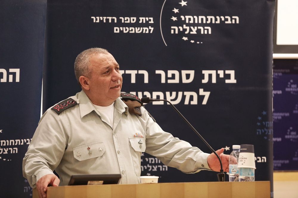 El Jefe de Gabinete de las FDI Gadi Eisenkot habla en una conferencia en el Centro Interdisciplinario en Herzliya el 2 de enero de 2018. (Adi Cohen Zedek)