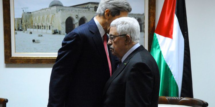 John Kerry a Abbas: “sé fuerte, no cedas a las demandas de Donald Trump”