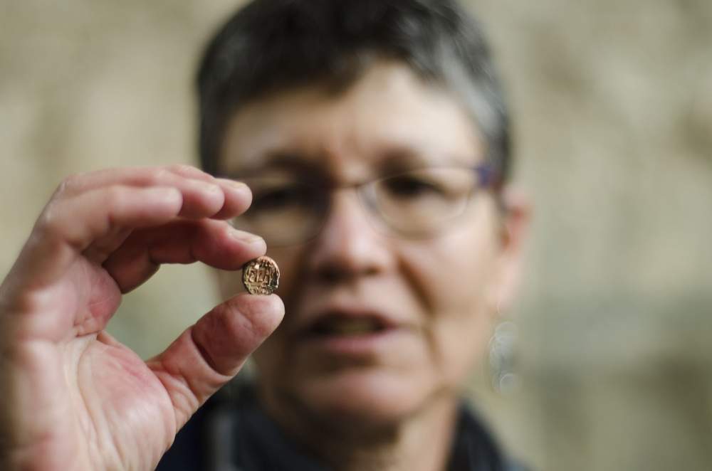La Dra. Shlomit Weksler-Bdolah, directora de las excavaciones en la plaza del Muro Occidental en nombre de la Autoridad de Antigüedades de Israel, con la extraña impresión del sello del Primer Templo que su equipo publicó en diciembre de 2017. (Yoli Shwartz, Autoridad de Antigüedades de Israel)