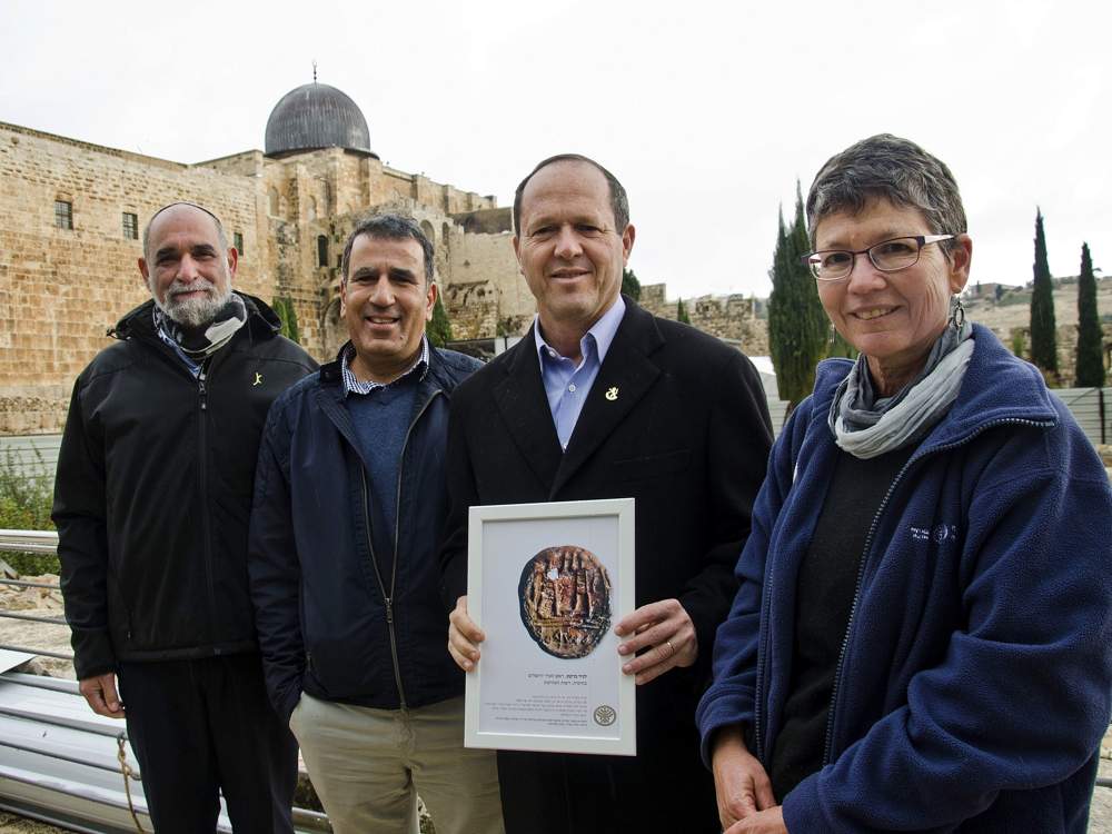La presentación del sello con la inscripción 'Al gobernador de la ciudad' al Alcalde de Jerusalén Nir Barkat en diciembre de 2017. De derecha a izquierda: La Dr. Shlomit Weksler-Bdolah, excavadora en nombre de la Autoridad de Antigüedades de Israel; Nir Barkat, alcalde de Jerusalén; El Dr. Yuval Baruch, director de la Región de Jerusalén en la Autoridad de Antigüedades de Israel; y Herzl Ben Ari, gerente general de la Jewish Quarter Development Company. (Yoli Schwartz, Autoridad de Antigüedades de Israel)