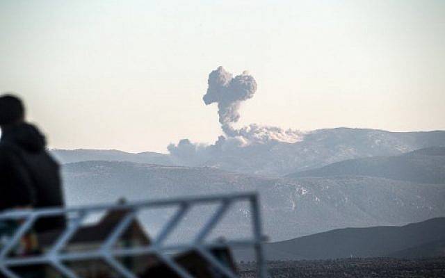 Las columnas de humo en el lado sirio de la frontera en Hassa, cerca de Hatay, en el sur de Turquía, el 20 de enero de 2018, mientras los aviones de combate turcos chocan contra las posiciones de las Unidades de Protección del Pueblo (YPG). (AFP PHOTO / BULENT KILIC)