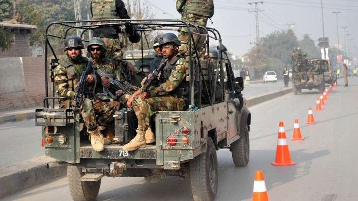 Las tropas pakistaníes llegan al sitio de un ataque de talibanes en una escuela en Peshawar el 16 de diciembre de 2014. (crédito de la foto: AFP / A MAJEED)