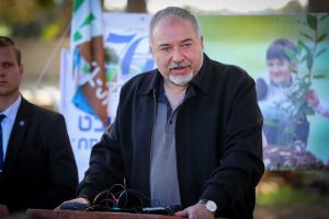 El ministro de Defensa, Avigdor Liberman, durante una ceremonia para la festividad judía de Tu Bishvat en Kibbutz Kfar Aza, en el sur de Israel, el 31 de enero de 2018. (Flash 90)