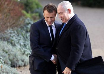El presidente francés Emmanuel Macron (L) estrecha la mano del primer ministro israelí Benjamin Netanyahu a su llegada al Palacio del Elíseo el 10 de diciembre de 2017 en París. (AFP PHOTO / ludovic MARIN)