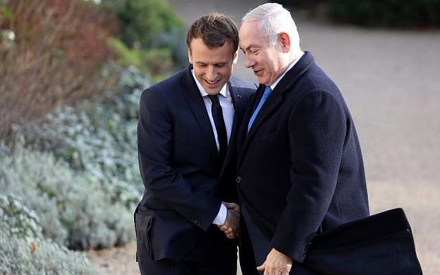 El presidente francés Emmanuel Macron (L) estrecha la mano del primer ministro israelí Benjamin Netanyahu a su llegada al Palacio del Elíseo el 10 de diciembre de 2017 en París. (AFP PHOTO / ludovic MARIN)