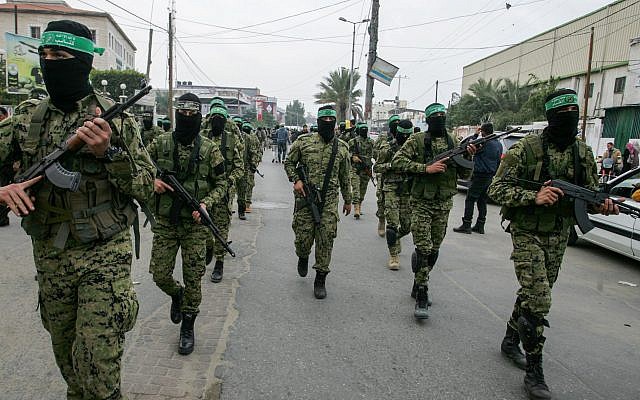 Miembros de las Brigadas Ezzedine al-Qassam, el ala militar del movimiento islamista Hamás, participan en una manifestación en Khan Younis en el sur de la Franja de Gaza, el 5 de diciembre de 2017. (Abed Rahim Khatib / Flash 90)