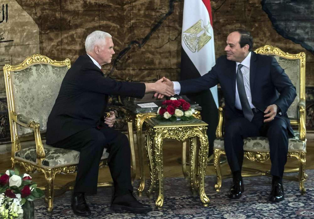 Vicepresidente de Estados Unidos Mike Pence comenzó su gira por Oriente Medio en Egipto