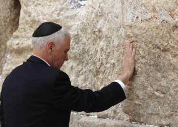 Pence visita el Muro Occidental: “Es un gran honor”