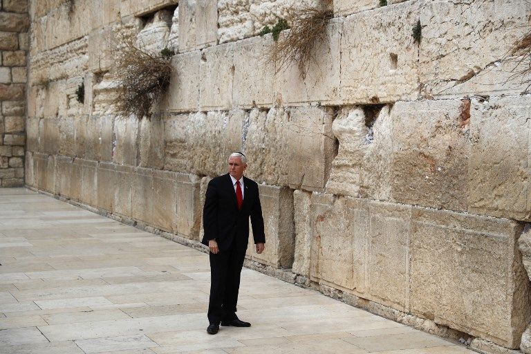 El vicepresidente de los EE.UU. Mike Pence visita el Muro Occidental de Jerusalén el 23 de enero de 2018. (AFP Photo / Thomas Coex)