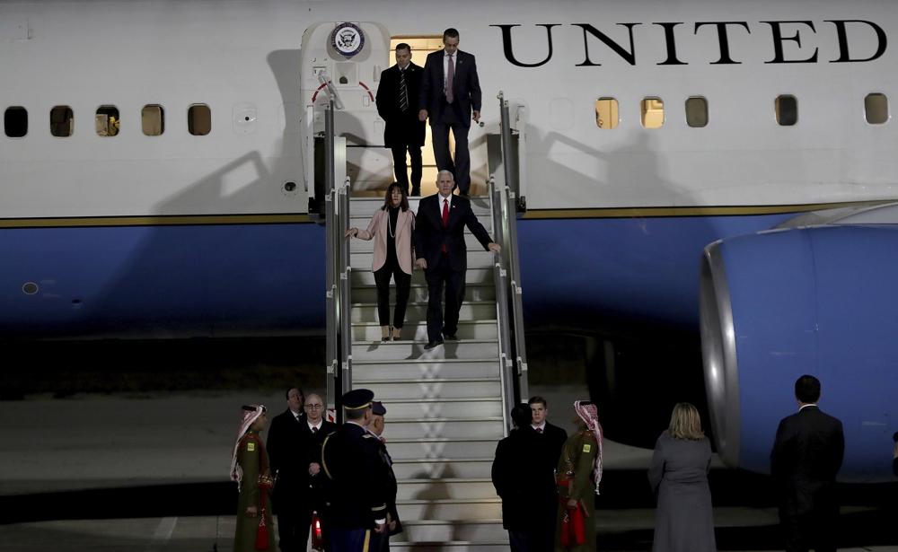 El vicepresidente estadounidense Mike Pence y su esposa Karen desembarcan del avión a su llegada al aeropuerto militar de Amman, en Jordania, el sábado 20 de enero de 2018. (AP Photo / Raad Adayleh)