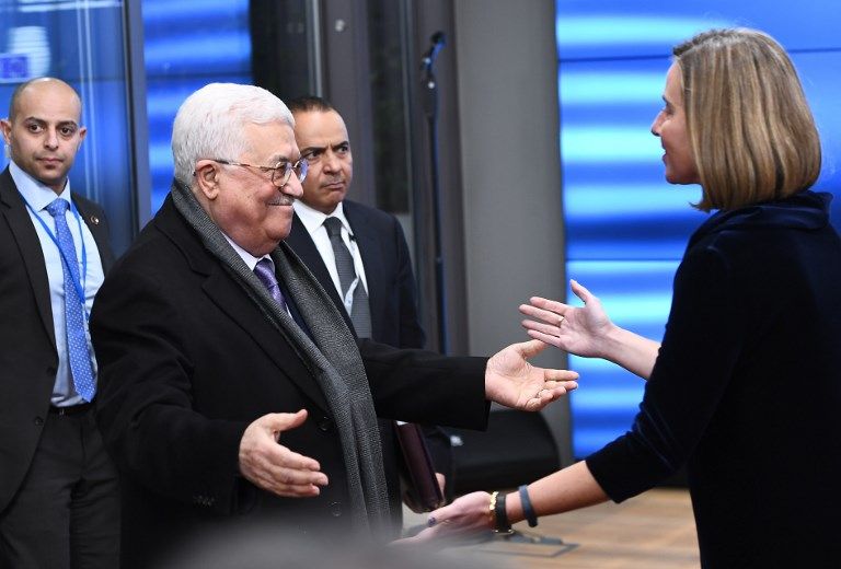 El presidente de la Autoridad Palestina, Mahmoud Abbas (izq.) recibe la bienvenida de Federica Mogherini, jefe de política exterior de la UE, antes de asistir a un consejo de asuntos exteriores de la UE en el Consejo Europeo de Bruselas, 22 de enero de 2018. (EMMANUEL DUNAND / AFP)