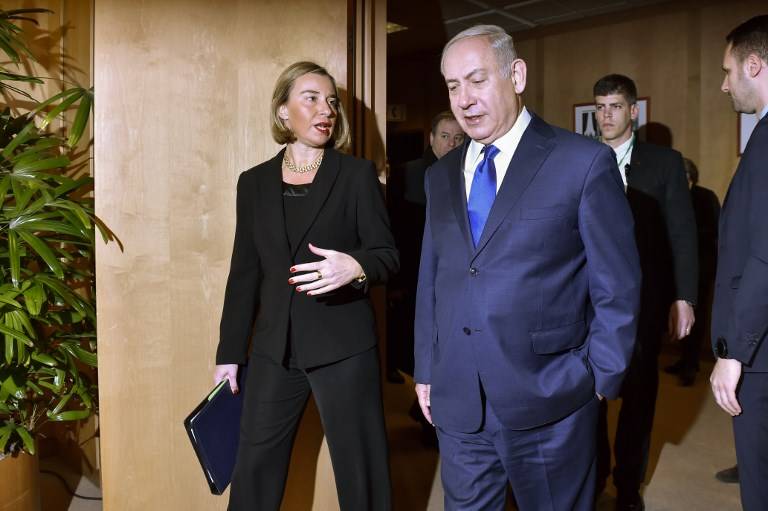 El jefe de política exterior de la UE, Federica Mogherini, habla con el primer ministro Benjamin Netanyahu cuando llega a su reunión en el Consejo Europeo de Bruselas el 11 de diciembre de 2017. (AFP Photo / Pool / Eric Vidal)