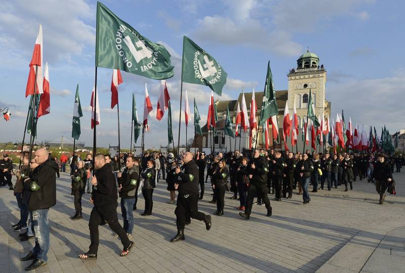 Esta foto de archivo tomada el 29 de abril de 2017 muestra a los miembros del grupo de extrema derecha, el National-Radical Camp, que conmemora el 83 aniversario de su organización, en Varsovia, Polonia. (AP / Czarek Sokolowski)