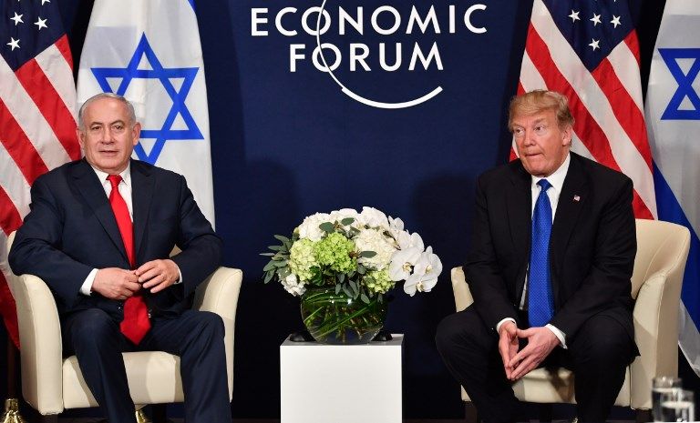 El presidente de los Estados Unidos, Donald Trump, y el primer ministro, Benjamin Netanyahu, se reúnen en el marco del Foro Económico Mundial en Davos, Suiza, el 25 de enero de 2018 (AFP Photo / Nicholas Kamm)