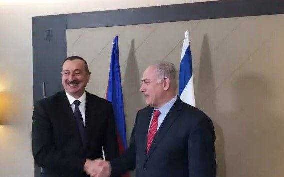 El primer ministro Benjamin Netanyahu (R) estrecha la mano del presidente de Azerbaiyán, Ilham Aliyev, en el Foro Económico Mundial en Davos, Suiza, el 24 de enero de 2018. (Jacob Magid / Times of Israel)