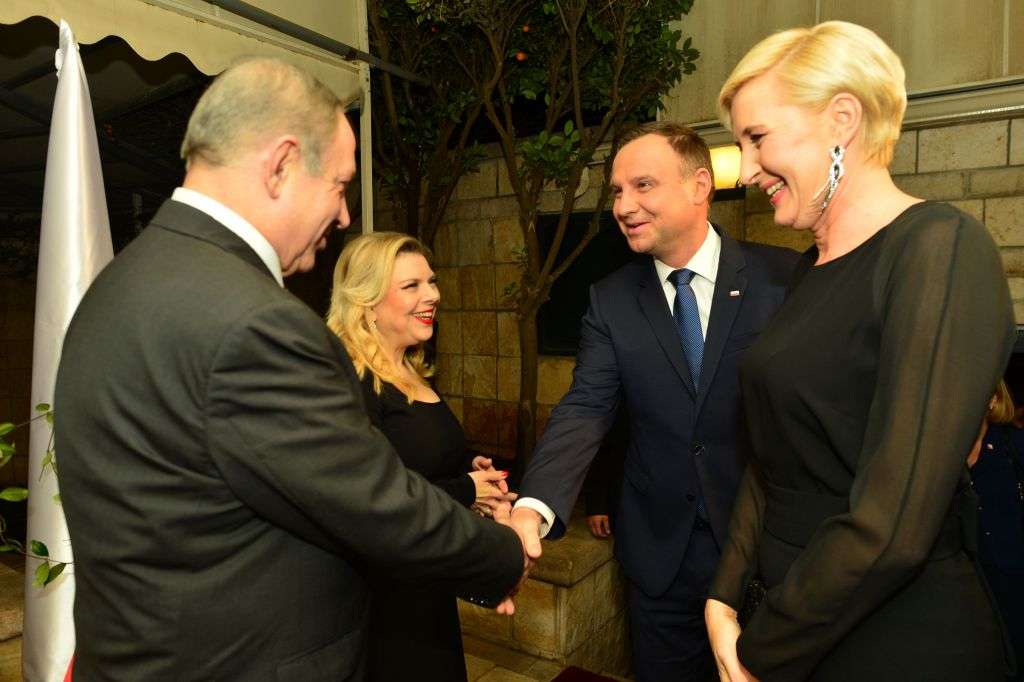 El primer ministro Benjamin Netanyahu (izquierda) y su esposa, Sara, reciben al presidente polaco Andrzej Duda (segundo por la derecha) y su esposa, Agata Kornhauser, en la residencia del presidente en Jerusalén el 18 de enero de 2017. (Kobi Gideon / GPO)