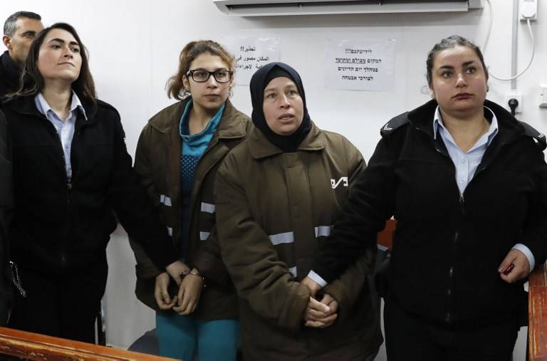 Nour Tamimi (2L) y su tía Nariman Tamimi (2R) asisten a una audiencia en el tribunal militar de Ofer el 1 de enero de 2018. (AFP Photo / Ahmad Gharabli)