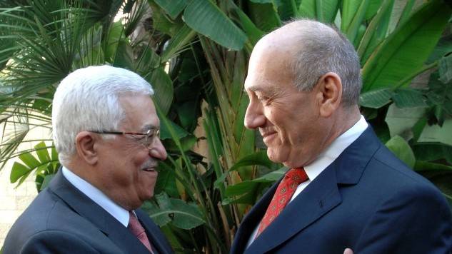 El entonces primer ministro Ehud Olmert y el presidente de la Autoridad Palestina Mahmoud Abbas en Jerusalén, noviembre de 2008. (Crédito de la foto: Moshe Milner GPO / Flash 90)