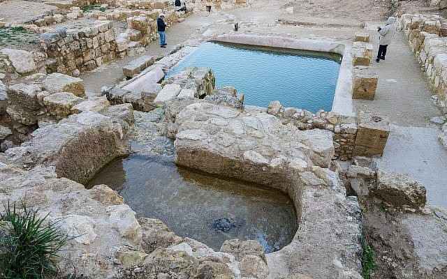 Piscinas de la era bizantina descubiertas en el sitio de Ein Hanya, cerca de Jerusalén, y reveladas al público el 31 de enero de 2018. (Assaf Peretz / Autoridad de Antigüedades de Israel)