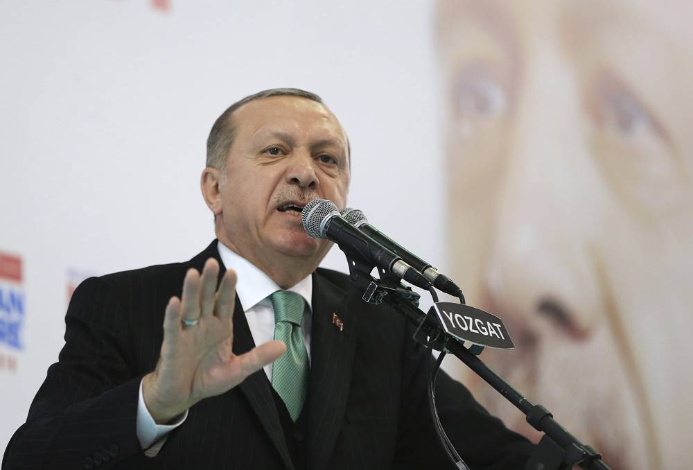 El presidente de Turquía, Recep Tayyip Erdogan, habla con los partidarios de su partido gobernante Justicia y Desarrollo en un mitin en Yozgat, Turquía, el 14 de enero de 2018. (Pool Photo via AP)