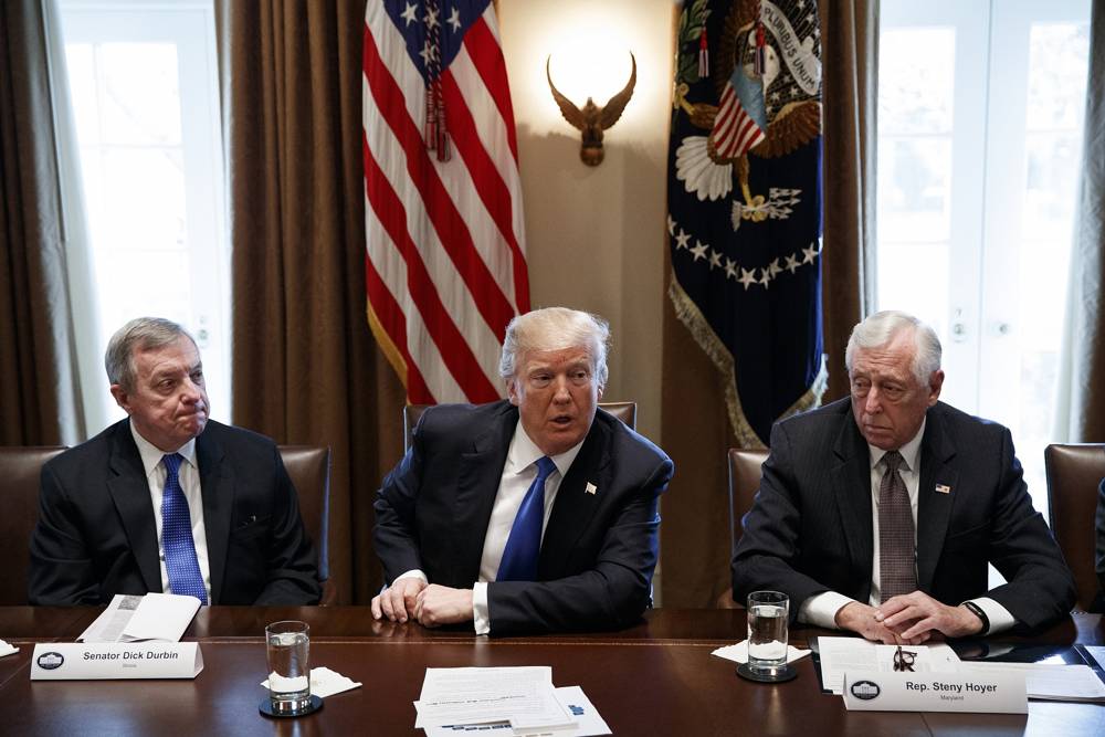 En esta foto del 9 de enero de 2017, el Senador Dick Durbin, D-Ill., a la izquierda, y el Representante Steny Hoyer, D-Md. escuchan mientras el presidente de EE.UU., Donald Trump, habla durante una reunión con legisladores sobre política de inmigración en la sala del gabinete de la Casa Blanca en Washington. (AP Photo / Evan Vucci)