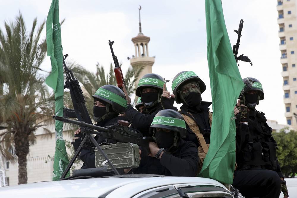 Terroristas de las Brigadas Izz ad-Din al-Qassam, un ala militar del grupo terrorista Hamás, montan vehículos mientras conmemoran el 30 aniversario de su grupo, en la ciudad de Gaza, el 13 de diciembre de 2017. (AP Photo / Adel Hana)