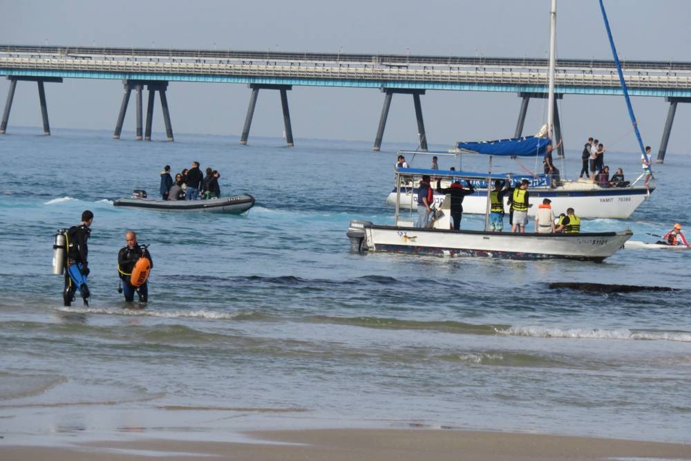 Buscando tiburones en Hadera, Israel. Moshe Gilad