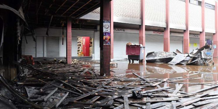 Tiendas kosher cerca de París incendiadas en el aniversario del ataque al supermercado