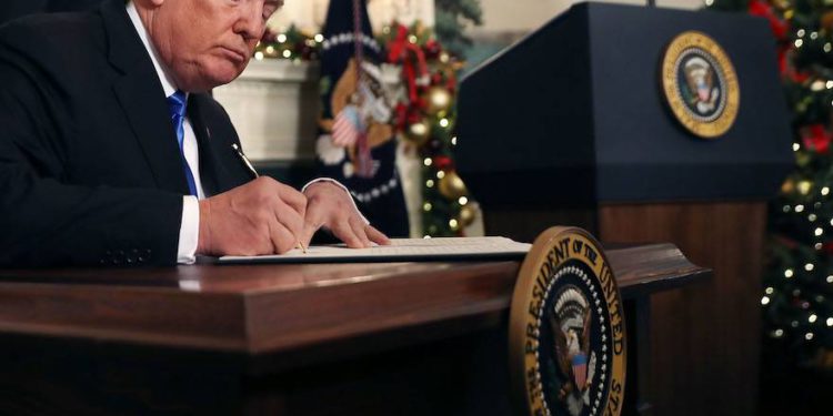 El presidente de los Estados Unidos, Donald Trump, firma una proclamación de que el gobierno de Estados Unidos reconoce formalmente a Jerusalem como la capital de Israel en la Casa Blanca en Washington, DC, el 6 de diciembre de 2017. (Chip Somodevilla / Getty Images vía JTA)