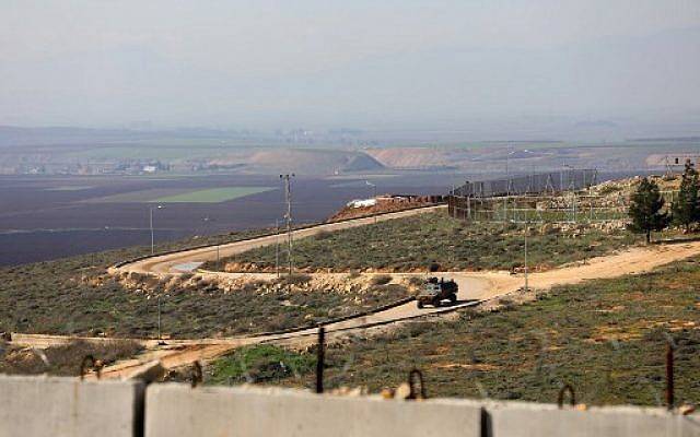 Una fotografía tomada el 20 de enero de 2018, desde la aldea siria de Atme, en la provincia de Idlib, en el noroeste del país, muestra vehículos militares turcos que circulan por una base militar en el lado turco de la frontera con Siria. (AFP PHOTO / OMAR HAJ KADOUR)