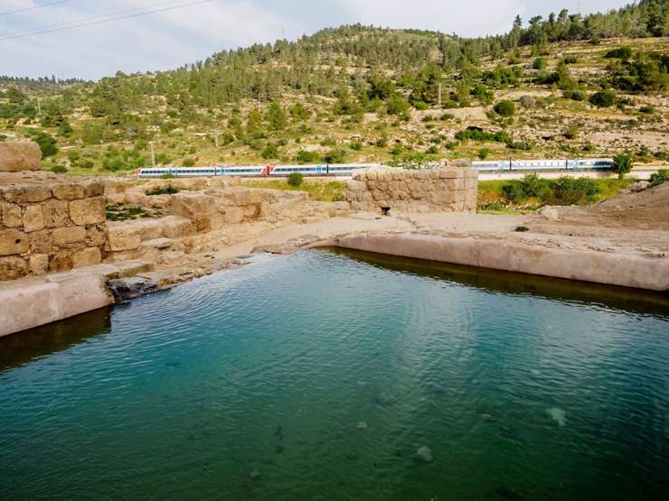 Una piscina de la era bizantina descubierto en el sitio de Ein Hanya, cerca de Jerusalén, y revelado al público el 31 de enero de 2018. (Assaf Peretz / Autoridad de Antigüedades de Israel)