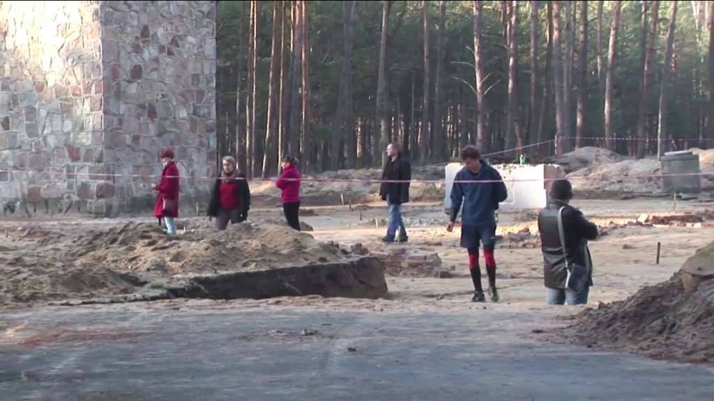 Visitantes del antiguo campo de exterminio nazi Sobibor, en el Este de Polonia, vagan por los restos de las cámaras de gas recientemente excavados el 11 de noviembre de 2014. (Crédito de la foto: Lena Klaudel)