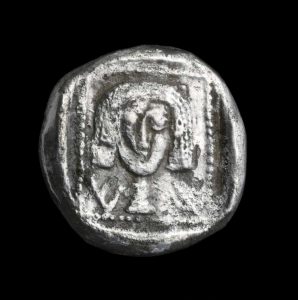 Una moneda de plata dracma griega del siglo IV AEC, descrita como una de las más antiguas, hallada en excavaciones en Ein Hanya, cerca de Jerusalén, y revelada al público el 31 de enero de 2018. (Clara Amit / Autoridad de Antigüedades de Israel)