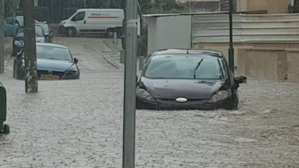 Fuertes lluvias inundan las carreteras, cayó nieve en el norte